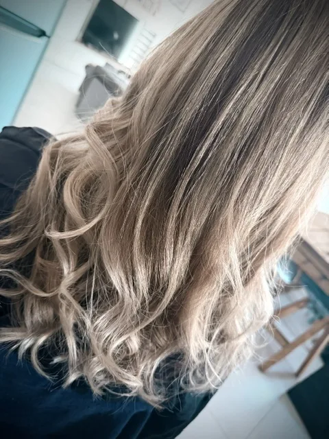 Balayage blond cendré ondulé