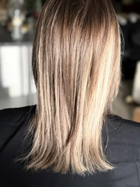 Balayage caramel sur cheveux lisses