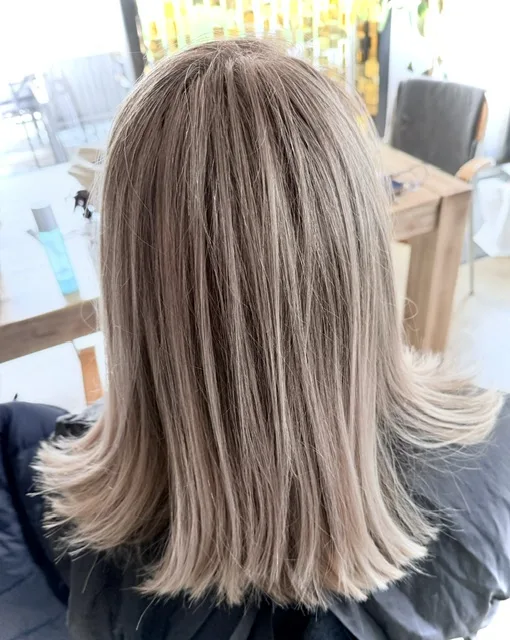 Carré long blond, racines fondues