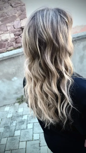 Cheveux longs ondulés, balayage lumineux