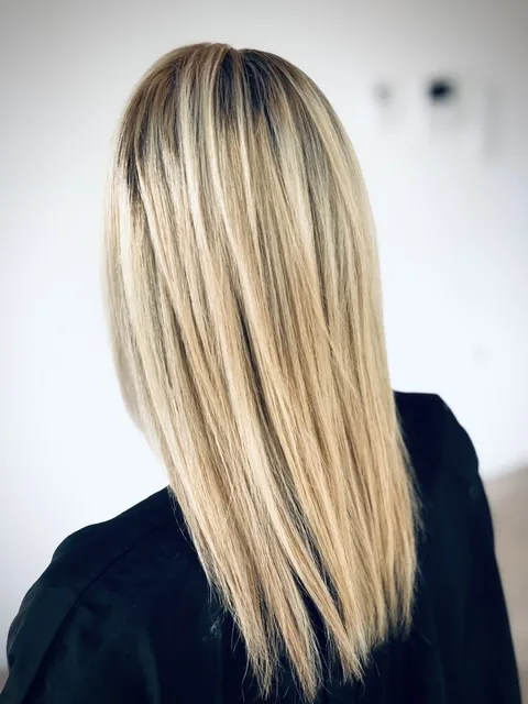 Blond long lisse, racines fondues