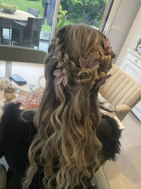 Demi-attache tressée ornée de papillons rosés