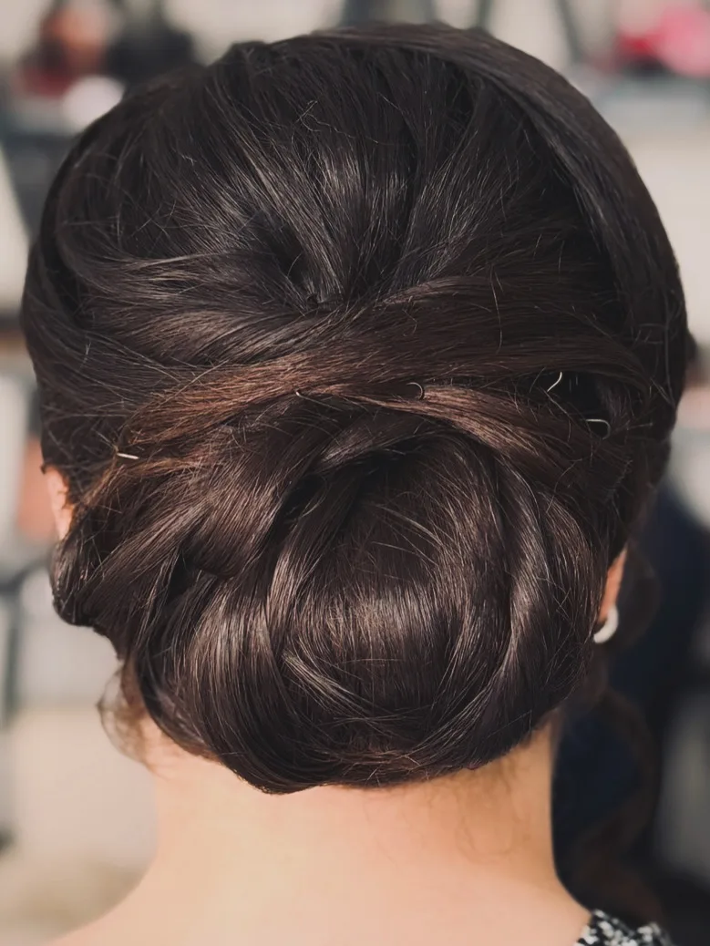 Chignon bas roulé sur cheveux bruns