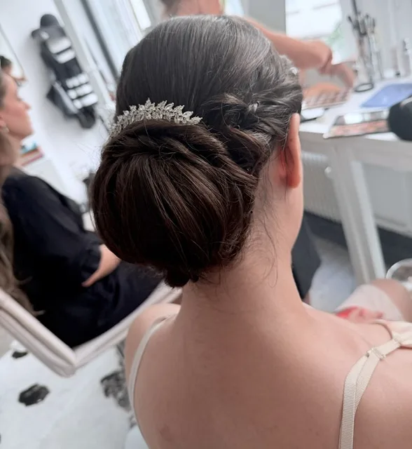 Chignon bas orné d’un bijou de tête