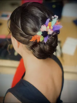 Chignon bas orné de fleurs colorées