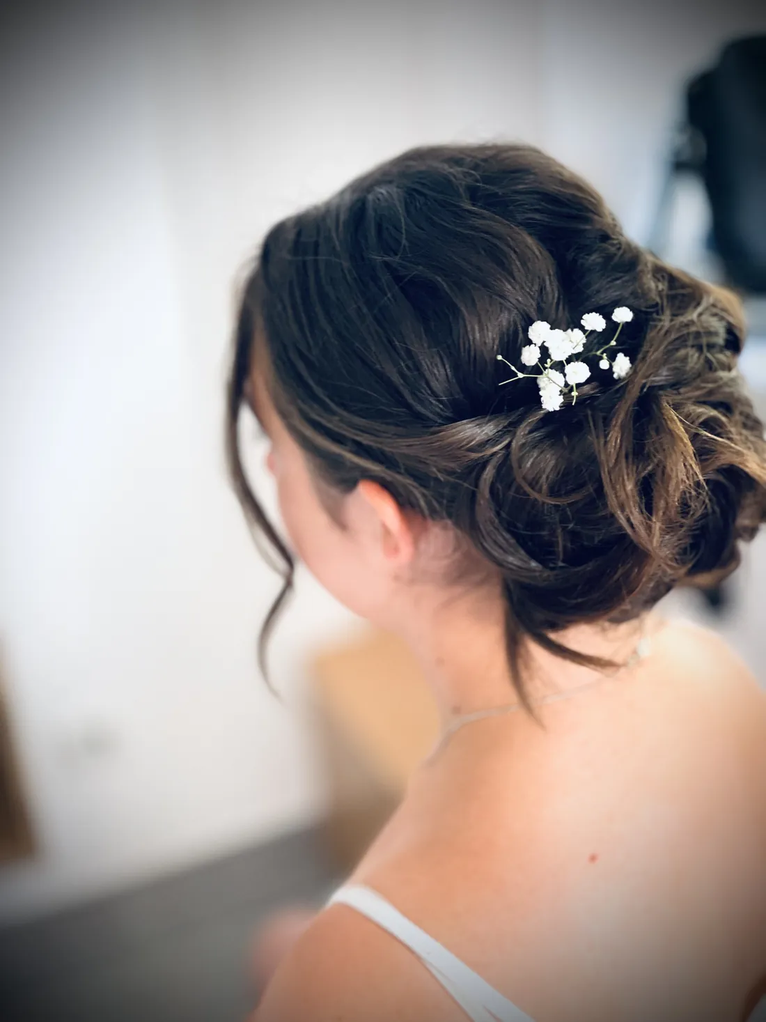 Chignon de mariée orné de gypsophile