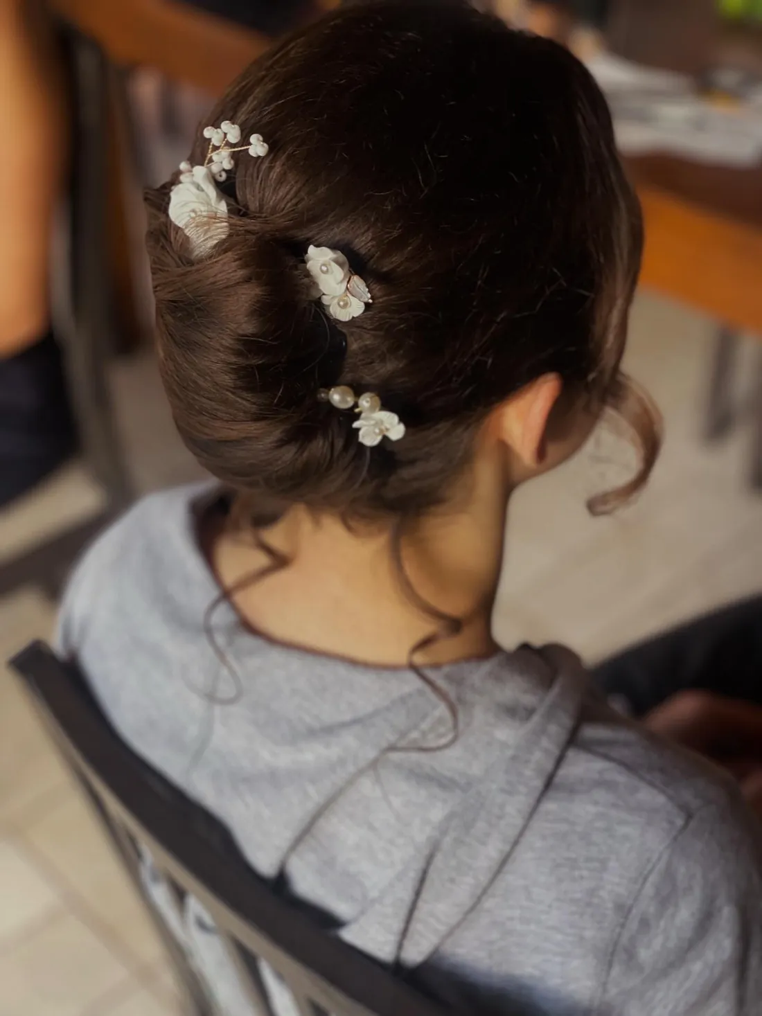 Chignon orné d’épingles nacrées