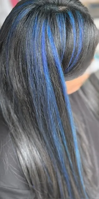 Mèches bleues sur cheveux bruns