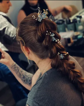 Tresse ornée d’épingles fleuries