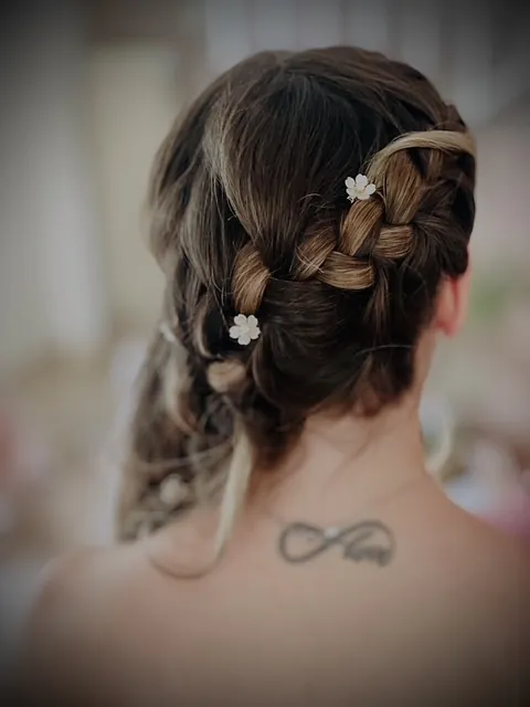 Tresse latérale fleurie