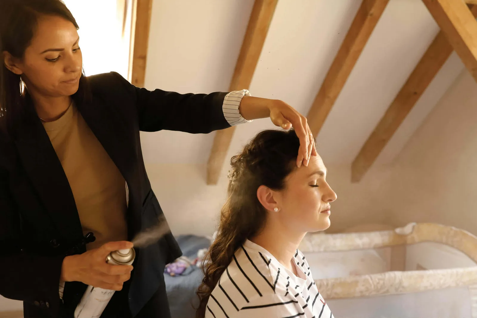 Svenja coiffant une cliente à son domicile
